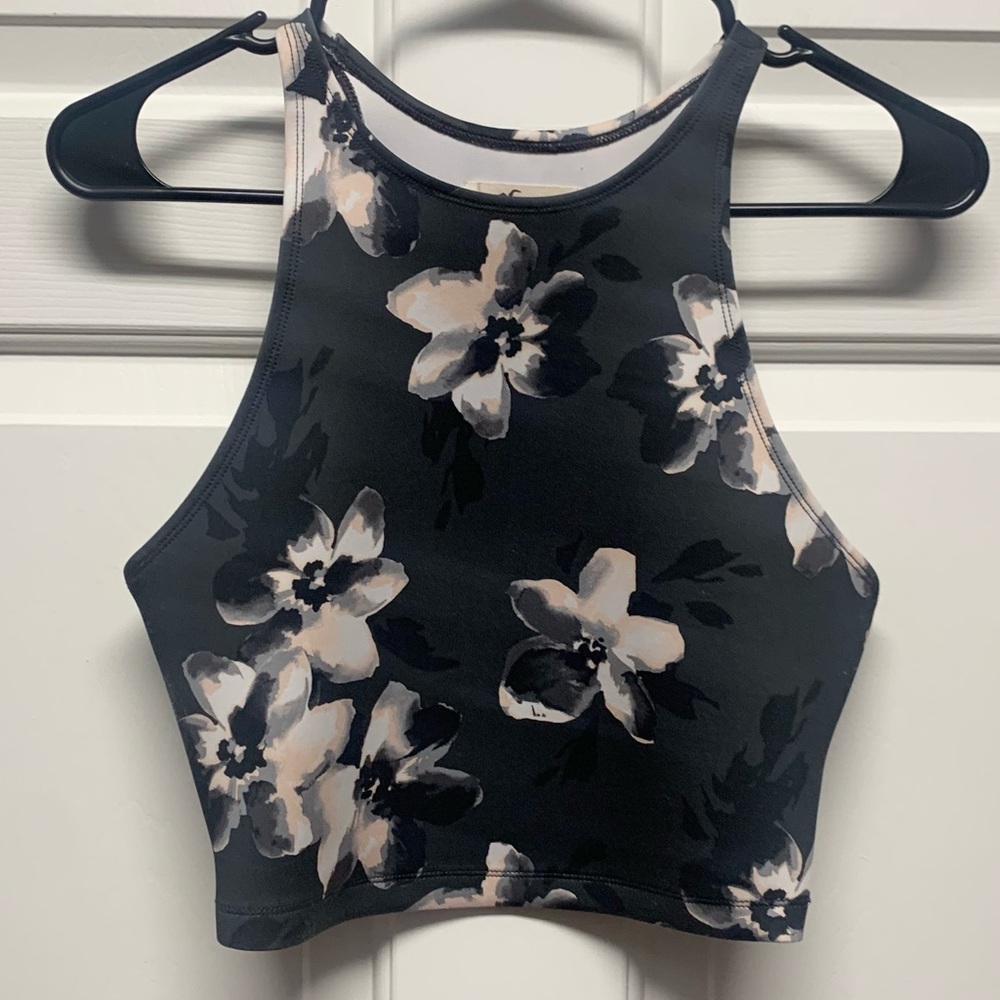 🌺 Hollister Black Floral Design Crop Top